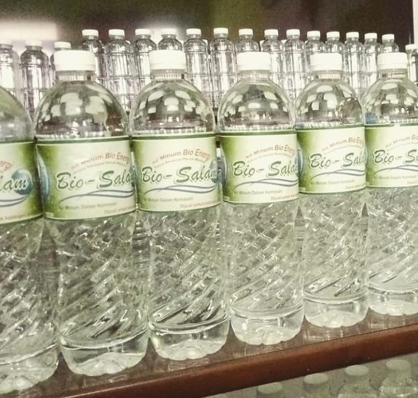 Botol produk Air Bio Salam dalam materi perusahaan